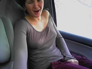 Madura Desnuda chateando en el coche con Webcam